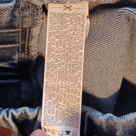 FOREVER 21, COTTEN BLEND SHORTS, WITH TIE STRING, SIZE SMALL. - Picture 4 of 4